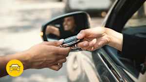 Eine Frau will ein Auto mieten in Deutschland und erhält den Schlüssel für ein schwarzes Auto