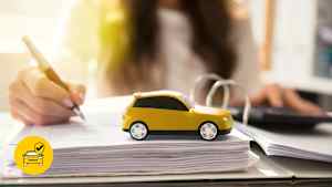 Eine Autofahrerin, die ihre Kosten zur Autoversicherung checkt vor einem wechsel ihrer kfz-versicherung