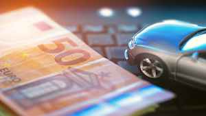 Geld und Auto als Symbol für die Möglichkeit beim Wechsel der Kfz-Versicherung kosten zu senken