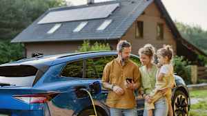 Familie mit Eigenheim und eigenem Solarstrom vom Dach für das E-Auto laden.