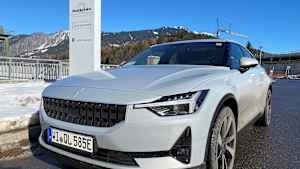 Polestar 2 ein E-Auto im Winter gerüstet für die Heimfahrt, voll geladen mit grüner Energie aus der Seilbahn-Tiefgarage.