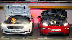 Ein BMWi3 und ein Polestar 2 stehen nebeneinander mit geöffneten Motorhauben und zeigen ihren Frunk.