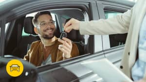 Ein Mann in einem schwarzen Auto, erhält den Autoschlüssel durch das Autofenster, weil er die Voraussetzungen des Auto-abo erfüllt.