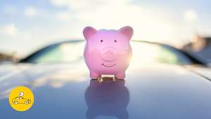 Ein pinkes Sparschwein steht auf der Motorhaube eines Autos, denn man kann beim leasing sparen