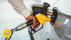Eine Hand betankt ein weißes Leasing Auto mit Diesel nach den Fahrverboten