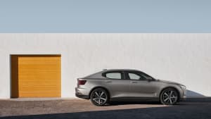 Ein grauer Polestar steht vor einer weißen Wand, dieser ist auch zum autoleasing verfügbar.