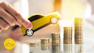 Hand hält ein gelbes Spielzeugauto, das auf gestapelten Münzen fährt, symbolisiert hohe Leasingkosten als einen der häufigsten Irrtümer beim Auto-Leasing..