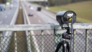 Kamera zur Abstandsmessung auf einer Autobahnbrücke
