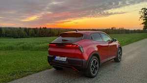 Heckansicht eines Alfa Romeo Junior bei Sonnenuntergang