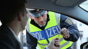 Ein Fahranfänger wird von der Polizei kontrolliert