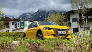 Frontansicht eines stehenden Peugeot e-208