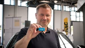 Markus Sippl mit dem Spritspar-Dongle