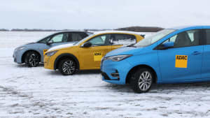 Seiteansicht eines VW ID3, eines Peugeot e-208 und eines Renault Zoe die nebeneinander stehen