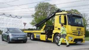 Ein ADAC Pannenhelfer verlädt ein Elektroauto um es abzuschleppen