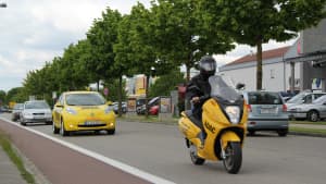 Nissan Leaf fährt auf Straße