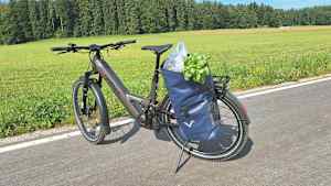 Ein mit einer Satteltasche belandenes E-Bike-Haibike ADVENTR 10
