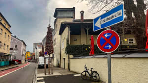 Einbahnstraße mit Schild