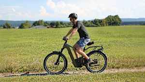 Ein Mann fährt das Riese & Müller Delite 5 GT Pinion Elektrofahrrad