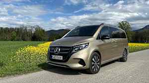 Der Mercedes EQV steht an der Strasse