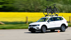 Ein weisser VW SUV mit zwei Fahrrädern auf dem Dachträger