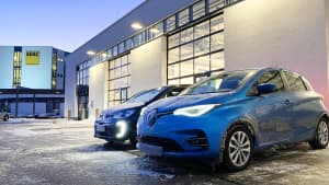 Zwei Elektroautos stehen nebeneinander