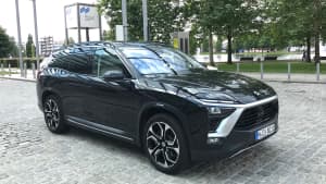 Seitenansicht des Nio ES 8 stehend