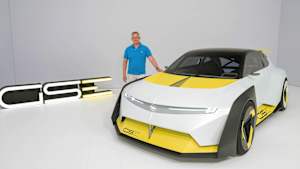 Redakteuer Jochen Wieler steht an der Seite des Opel Corsa GSE Vison Gran Turismo