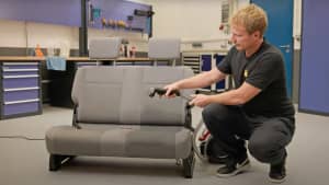 Christoph Pauly testet die Autositzreinigung mit einem Waschsauger