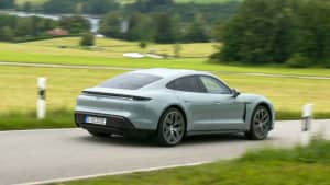Heckansicht des Porsche Taycan