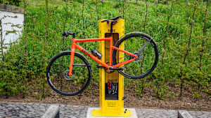 Ein Fahrrad hängt an einer Radservice Station des ADAC