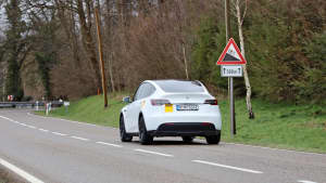 Ein ADAC Test Tesla fährt auf einer Schnellstrasse
