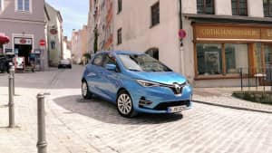 Ein blauer Renault Zoe fährt durch die Altstadt von Landsberg am Lech