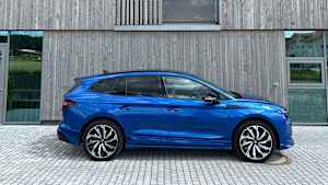 Seitenansicht eines stehenden Skoda Enyaq