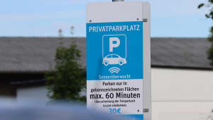 Park Control Schild auf einem Supermarktparkplatz