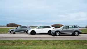 3 SUVs Hyundai Ionic, Tesla 3 und Mercedes EQB beim Vergleichstest auf dem Testfeld in Penzing