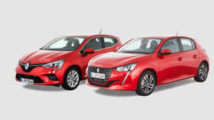 Peugeot 208 und Renault Clio stehen nebeneinander