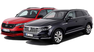 Skoda Kodiaq und VW Touareg stehend nebeneinander