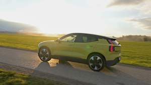 Seitenansicht eines fahrenden Volvo EX30