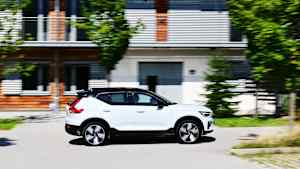 Aufnahme des fahrenden Volvo XC40