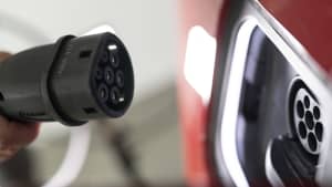 Einstecken des Ladesteckers in die Buchse eines Elektroautos