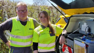 Straßenwachtfahrerin Annalena Stamatakis mit einem Kollegen vor einem ADAC Straßenwachtfahrzeug