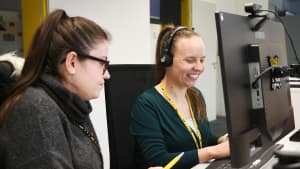 Die blinde Mitarbeiterin des ADAC Michelle Wagner bei der Arbeit