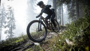 Kaddi Kestler in Action Downhill auf dem Fahrrad
