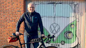 Ein Mann steht neben seinem Fahrrad