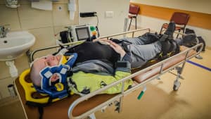 Lisa hat einen Motrorradunfall in Litauen