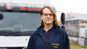 Dinah Patricia Hauser vor einem Truck