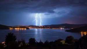 Blitzeinschlag über dem Meer in Kroatien