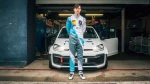 Finn Niklas Wollnik steht vor einem Auto