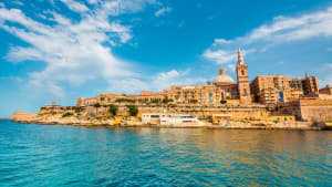 Blick auf Valletta mit seiner Architektur vom Meer aus