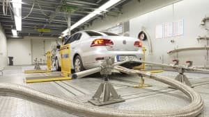 Ein Auto beim Abgastest auf dem Prüfstand